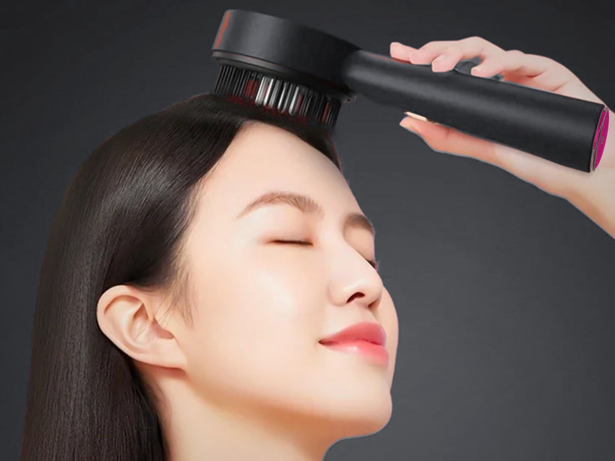Mujer usando el masajeador capilar gris